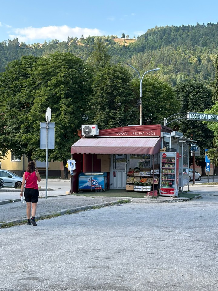 Bosna a Hercegovina - stánok vedľa autobusovej stanice